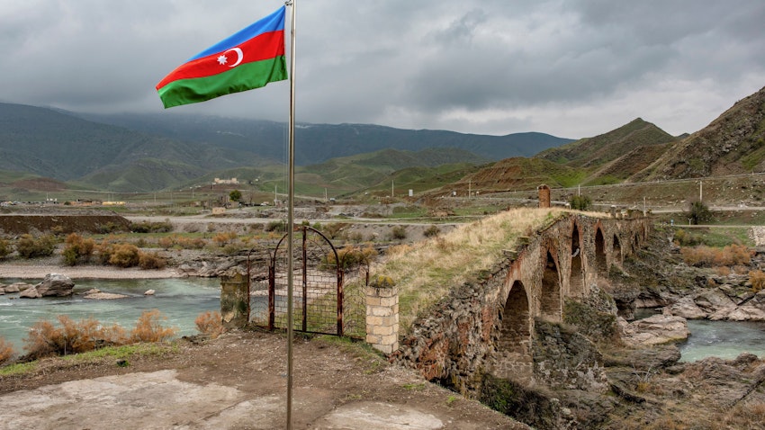 العلم الوطني الأذربيجاني يرفرف في منطقة جبرايل على حدود البلاد مع إيران. 9 ديسمبر/ كانون الأول 2020. (الصورة عبر غيتي إيماجز)