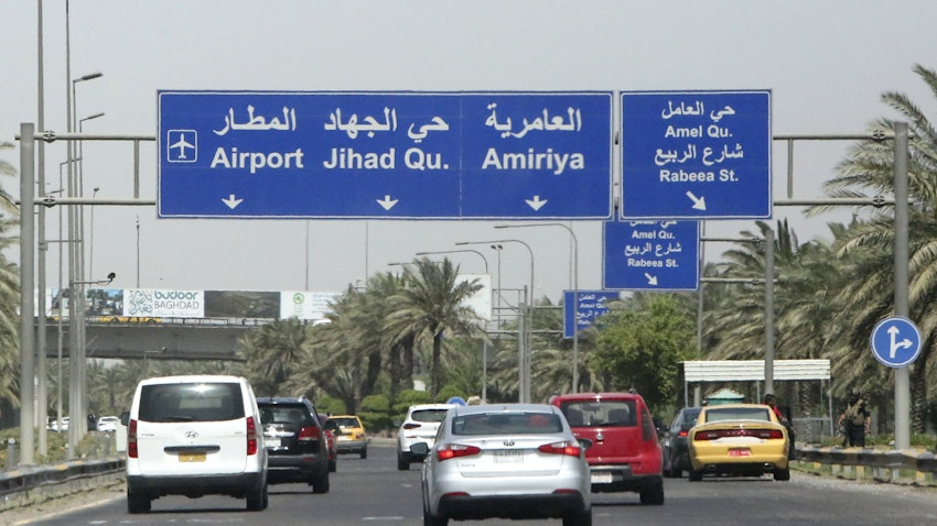حركة المرور على الطريق المؤدي إلى مطار بغداد الدولي في العاصمة العراقية.10 يونيو/حزيران 2021 (الصورة عبر غيتي إيماجز)