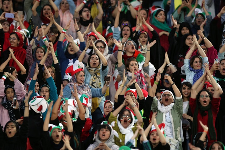 مشجعات كرة القدم يظهرن دعمهن خلال مباراة تجمع بين إيران وكمبوديا في ملعب آزادي في طهران، إيران. 10 أكتوبر/تشرين الأول، 2019. (الصورة عبر غيتي إيماجز)
