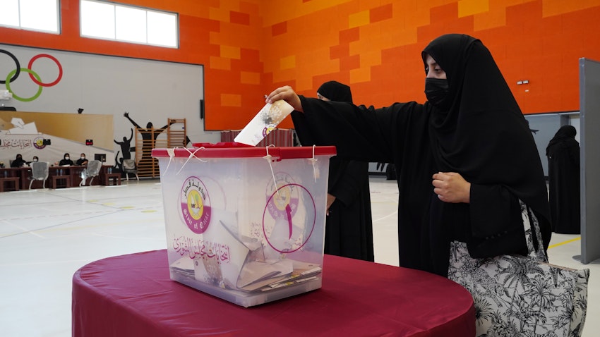 قطری‌ها در اولین انتخابات پارلمانی تاریخ قطر؛ دوحه، ۱۰ مهر ۱۴۰۰/ ۲ اکتبر ۲۰۲۱. (عکس از گتی ایمیجز)