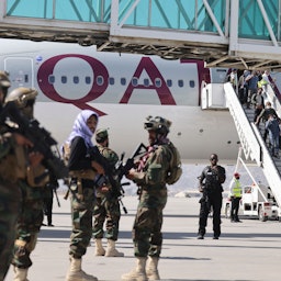 نگهبانی نیروهای طالبان، هنگام سوارشدن مسافران به هواپیمای قطر ایر ویز در فرودگاه کابل؛ افغانستان، ۲۳ شهریور ۱۴۰۰/ ۱۴ سپتامبر ۲۰۲۱. (عکس از گتی ایمیجز)