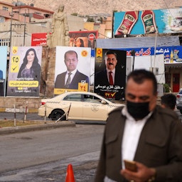 لافتات انتخابية في شوارع مدينة دهوك الشمالية تروّج للانتخابات البرلمانية العراقية التي ستجري يوم 10 أكتوبر/تشرين الأول. 3 أكتوبر/تشرين الأول 2021 (الصورة عبر غيتي إيماجز)