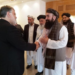 محمد صادق معتمديان، حاكم محافظة خراسان رضوي الإيرانية يلتقي مسؤولين من طالبان في أفغانستان. 5 أكتوبر/تشرين الأول 2021. (الصورة عبر موقع همشهري أون لاين)