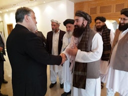 محمد صادق معتمديان، حاكم محافظة خراسان رضوي الإيرانية يلتقي مسؤولين من طالبان في أفغانستان. 5 أكتوبر/تشرين الأول 2021. (الصورة عبر موقع همشهري أون لاين)