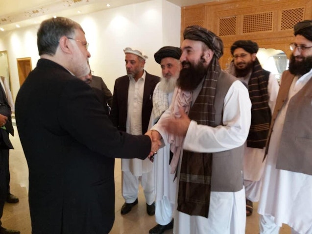محمد صادق معتمديان، حاكم محافظة خراسان رضوي الإيرانية يلتقي مسؤولين من طالبان في أفغانستان. 5 أكتوبر/تشرين الأول 2021. (الصورة عبر موقع همشهري أون لاين)
