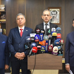 حضور حسن توران، رئیس جبهه‌ی ترکمن‌های عراق (دوم از راست)، خالد مفرجی، نماینده‌ی کرکوک در پارلمان عراق (راست) و ارشد الصالح، نماینده‌ی جبهه‌ی ترکمن‌های عراق (دوم از چپ)، در یک کنفرانس مطبوعاتی؛ کرکوک، عراق، ۲۴ شهریور ۱۴۰۰/ ۱۵ سپتامبر ۲۰۲۱. (عکس از گتی ایمیجز)