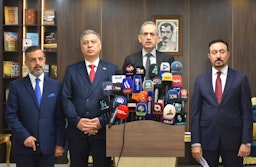 رئيس الجبهة التركمانية العراقية حسن توران (الثاني من اليمين)، عضو مجلس النواب العراقي عن محافظة كركوك‏ خالد مفرجي (يمين)، ونائب الجبهة التركمانية العراقية أرشد الصالحي (الثاني من اليسار)، خلال مؤتمر صحفي في كركوك، العراق. 15 سبتمبر/أيلول 2021. (الصورة عبر غيتي إيماجز)