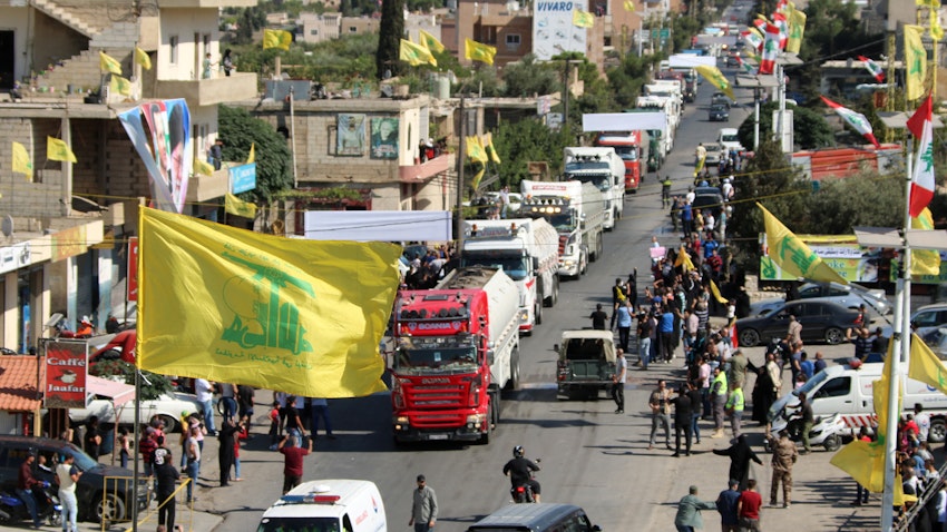 ناقلات وقود إيراني ينقلها حزب الله تصل من سوريا إلى منطقة العين في الهرمل، شرقي سهل البقاع، لبنان. 16 سبتمبر/أيلول 2021 (الصورة عبر غيتي إيماجز).