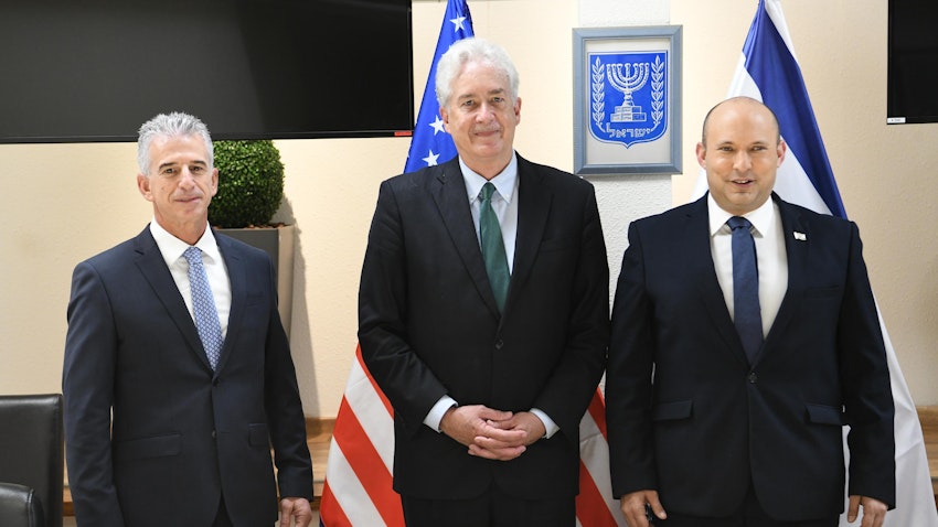 مدير وكالة المخابرات المركزية وليام بيرنز (الوسط) يلتقي برئيس الوزراء الإسرائيلي نفتالي بينيت (اليمين) ورئيس الموساد ديفيد بارنيا (اليسار) في تل أبيب. 11 أغسطس/آب 2021. (تصوير عاموس بن غيرشوم عبر غيتي إيماجز)