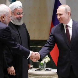 وزير الخارجية الإيراني محمد جواد ظريف والرئيس حسن روحاني آنذاك، والرئيس الروسي فلاديمير بوتين (من اليسار إلى اليمين) في اجتماع في أنقرة، تركيا. 4 أغسطس/آب، 2018 (الصورة عبر غيتي إيماجز)