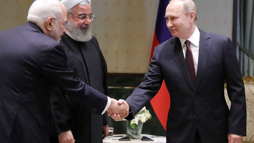 وزير الخارجية الإيراني محمد جواد ظريف والرئيس حسن روحاني آنذاك، والرئيس الروسي فلاديمير بوتين (من اليسار إلى اليمين) في اجتماع في أنقرة، تركيا. 4 أغسطس/آب، 2018 (الصورة عبر غيتي إيماجز)