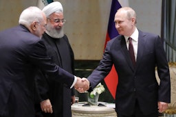 دیدار محمدجواد ظریف، وزیر وقت امور خارجه‌ی ایران، حسن روحانی، رئیس‌جمهور وقت و ولادیمیر پوتین، رئیس‌جمهور روسیه (از چپ به راست)؛ آنکارا، ترکیه ۱۳ مرداد ۱۳۹۷. (عکس گتی ایمیجز)