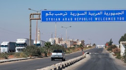 الشاحنات تنتظر الخروج من سوريا عبر معبر نصيب/جابر الحدودي مع الأردن يوم إعادة فتحه. 29 سبتمبر/أيلول 2021. (الصورة عبر غيتي إيماجز)
