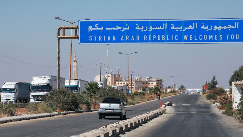 الشاحنات تنتظر الخروج من سوريا عبر معبر نصيب/جابر الحدودي مع الأردن يوم إعادة فتحه. 29 سبتمبر/أيلول 2021. (الصورة عبر غيتي إيماجز)