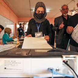 ناخبة تدلي بصوتها في مركز اقتراع في العاصمة العراقية بغداد. 10 أكتوبر/تشرين الأول 2021 (الصورة عبر غيتي إيماجز)