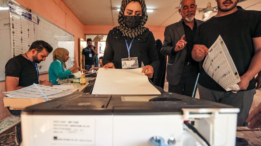 بانوی عراقی، در حال انداختن رأی خود به صندوق‌های انتخاباتی؛ بغداد، عراق، ۱۸ مهر ۱۴۰۰/ ۱۰ اکتبر ۲۰۲۱. (عکس از گتی ایمیجز)