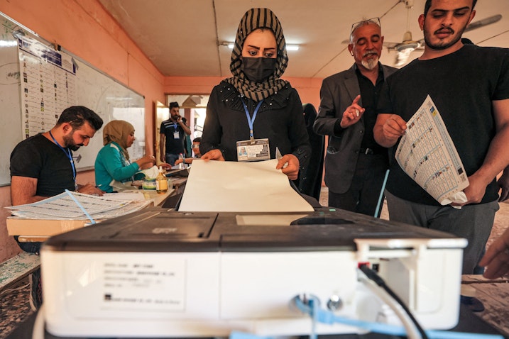بانوی عراقی، در حال انداختن رأی خود به صندوق‌های انتخاباتی؛ بغداد، عراق، ۱۸ مهر ۱۴۰۰/ ۱۰ اکتبر ۲۰۲۱. (عکس از گتی ایمیجز)