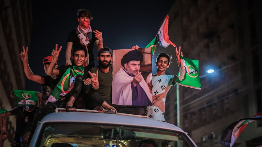 طرفداران روحانی شیعه، مقتدی الصدر، در حال جشن‌گرفتن پیروزی‌شان در انتخابات پارلمانی؛ بغداد، عراق، ۱۹ مهر ۱۴۰۰/ ۱۱ اکتبر ۲۰۲۱. (عکس از گتی ایمیجز)