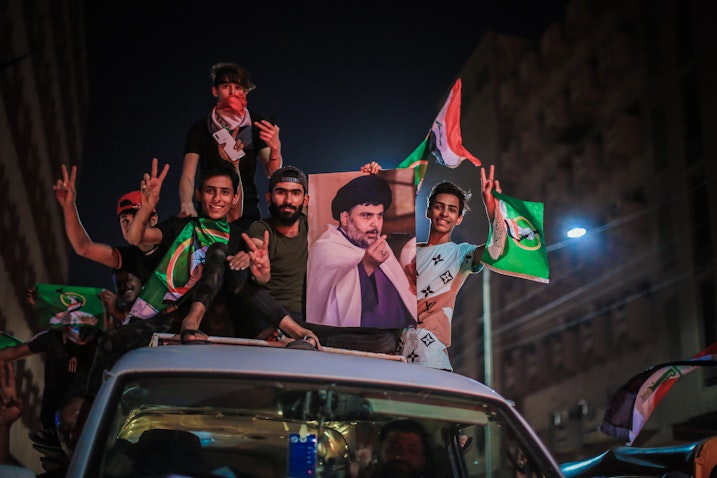 أنصار رجل الدين الشيعي العراقي مقتدى الصدر يحتفلون بفوزه في الانتخابات البرلمانية في بغداد، العراق. 11 أكتوبر/تشرين الأول 2021 (الصورة عبر غيتي إيماجز)