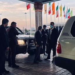 الرئيس الإيراني السابق محمود أحمدي نجاد يصل إلى مطار الإمام الخميني الدولي في طهران ليسافر منه إلى دبي. 13 أكتوبر/تشرين الأول 2021 (صورة مطبوعة)