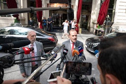 نائب الأمين العام لدائرة العمل الخارجي الأوروبي، إنريكي مورا، يتحدث إلى الصحفيين في فيينا. 20 يونيو/حزيران 2021 (الصورة عبر غيتي إيماجز)