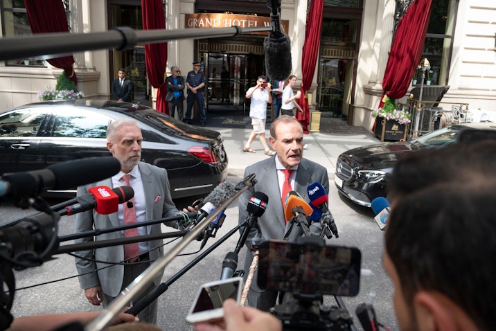 نائب الأمين العام لدائرة العمل الخارجي الأوروبي، إنريكي مورا، يتحدث إلى الصحفيين في فيينا. 20 يونيو/حزيران 2021 (الصورة عبر غيتي إيماجز)