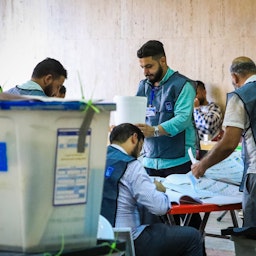 مسؤولو مفوضية الانتخابات يقومون بفرز الأصوات بعد انتخابات 10 أكتوبر/تشرين الأول البرلمانية في بغداد، العراق. 13 أكتوبر/تشرين الأول 2021 (الصورة عبر غيتي إيماجز)