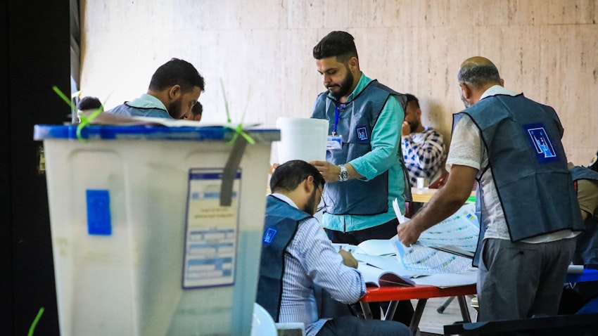 مسئولین کمیسیون انتخابات در حال شمارش آرای انتخابات ۱۸ مهر/ ۱۰ اکتبر؛ بغداد، ۲۱ مهر ۱۴۰۰/ ۱۳ اکتبر ۲۰۲۱. (عکس از گتی ایمیجز)