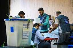 مسئولین کمیسیون انتخابات در حال شمارش آرای انتخابات ۱۸ مهر/ ۱۰ اکتبر؛ بغداد، ۲۱ مهر ۱۴۰۰/ ۱۳ اکتبر ۲۰۲۱. (عکس از گتی ایمیجز)