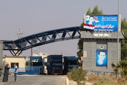 مسافران در گذرگاه مرزی نصیب، در روز بازگشایی آن؛ نزدیکی مفرق، اردن، ۷ مهر ۱۴۰۰/ ۲۹ سپتامبر ۲۰۲۱. (عکس از گتی ایمیجز)