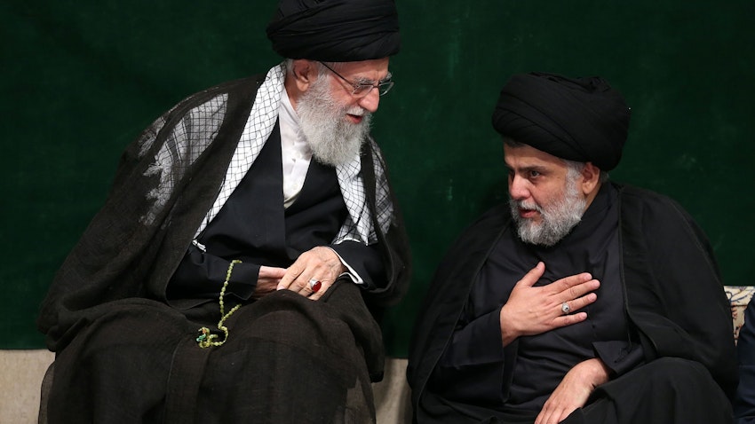 المرشد الأعلى لإيران آية الله علي خامنئي (يسار) والزعيم الصدري مقتدى الصدر (ايمين) يحضران مراسم عزاء في عاشوراء في طهران، إيران. 11 سبتمبر/أيلول 2019. (الصورة عبر غيتي إيماجز)
