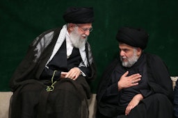 حضور آیت‌الله علی خامنه‌ای، رهبر ایران (چپ) و مقتدی صدر، رهبر ائتلاف صدر (راست) در مراسم عزاداری روز عاشورا؛ تهران، ایران، ۲۰ شهریور ۱۳۹۸. (عکس از گتی ایمیجز)