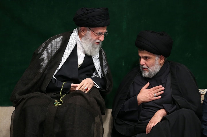 حضور آیت‌الله علی خامنه‌ای، رهبر ایران (چپ) و مقتدی صدر، رهبر ائتلاف صدر (راست) در مراسم عزاداری روز عاشورا؛ تهران، ایران، ۲۰ شهریور ۱۳۹۸. (عکس از گتی ایمیجز)