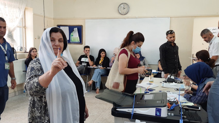 امرأة كردية تدلي بصوتها في مركز اقتراع جمال طاهر في السليمانية، العراق. 10 أكتوبر/تشرين الأول 2021 (تصوير دانا طيب منمي)