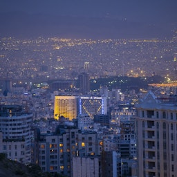 إضاءة فندق في طهران على شكل قلب إحياءً لذكرى العاملين في المجال الطبي وسط جائحة كوفيد-19. 27 مايو/أيار 2020. (الصورة عبر غيتي إيماجز)