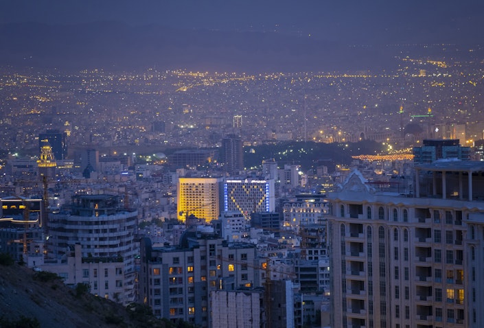 إضاءة فندق في طهران على شكل قلب إحياءً لذكرى العاملين في المجال الطبي وسط جائحة كوفيد-19. 27 مايو/أيار 2020. (الصورة عبر غيتي إيماجز)