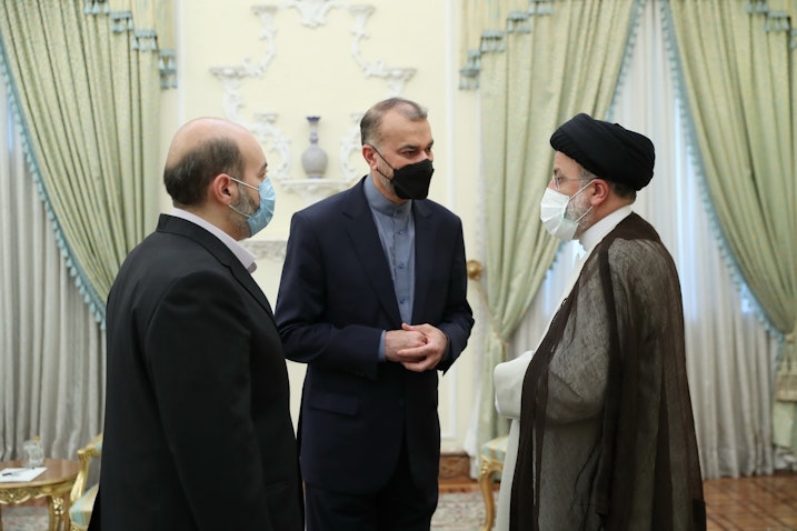رئيس‌جمهور ایران، ابراهیم رئیسی (راست) و حسین امیرعبداللهیان، وزیر امور خارجه (وسط)؛ تهران، ۲۶ مهر ۱۴۰۰. (عکس از وبسایت ریاست جمهوری ایران/ گتی ایمیجز)
