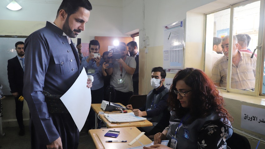 شاسوار عبد الواحد، رئيس حركة الجيل الجديد، يسجل اسمه للإدلاء بصوته في الانتخابات البرلمانية العراقية في السليمانية، العراق. 10 أكتوبر/تشرين الأول 2021 (الصورة عبر غيتي إيماجز)
