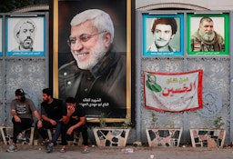 أنصار قوات الحشد الشعبي يستريحون خارج المنطقة الخضراء في بغداد، العراق. 20 أكتوبر/ تشرين الأول 2021 (الصورة عبر غيتي إيماجز)