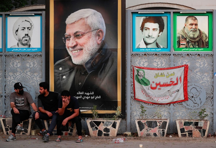 أنصار قوات الحشد الشعبي يستريحون خارج المنطقة الخضراء في بغداد، العراق. 20 أكتوبر/ تشرين الأول 2021 (الصورة عبر غيتي إيماجز)