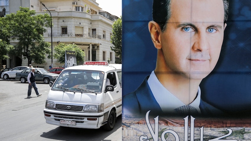 لافتة كبيرة تحمل صورة الرئيس السوري بشار الأسد في دمشق. 10 مايو/أيار 2021. (الصورة عبر غيتي إيماجز)