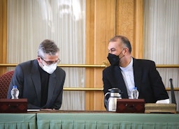 حسین امیرعبداللهیان، وزیر امور خارجه‌ی ایران (راست) در حال صحبت با معاون خود، علی باقری کنی در تهران. ۲۸ شهریور ۱۴۰۰. (عکس از سایت انتخاب)