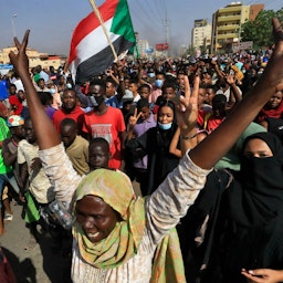 متظاهرون سودانيون يحتشدون في الخرطوم للتنديد باعتقالات الجيش خلال الليل. 25 أكتوبر/تشرين الأول 2021. (الصورة عبر غيتي إيماجز)