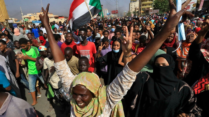 تجمع معترضان سودانی در خارطوم در اعتراض به بازداشت‌های شبانه‌ی ارتش؛ ۳ آبان ۱۴۰۰/۲۵ اکتبر ۲۰۲۱. (عکس از گتی ایمیجز)