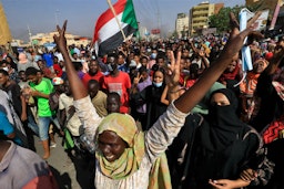 متظاهرون سودانيون يحتشدون في الخرطوم للتنديد باعتقالات الجيش خلال الليل. 25 أكتوبر/تشرين الأول 2021. (الصورة عبر غيتي إيماجز)