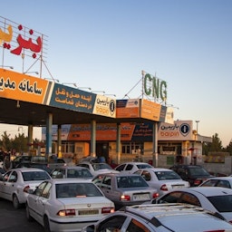 طابور سيارات أمام محطة لتعبئة الوقود بالقرب من العاصمة الإيرانية طهران. 26 أكتوبر/تشرين الأول 2021 (تصوير علي عباك عبر وكالة أنباء فارس)