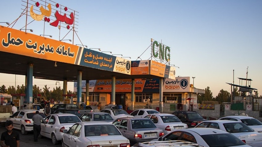 طابور سيارات أمام محطة لتعبئة الوقود بالقرب من العاصمة الإيرانية طهران. 26 أكتوبر/تشرين الأول 2021 (تصوير علي عباك عبر وكالة أنباء فارس)