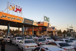 طابور سيارات أمام محطة لتعبئة الوقود بالقرب من العاصمة الإيرانية طهران. 26 أكتوبر/تشرين الأول 2021 (تصوير علي عباك عبر وكالة أنباء فارس)