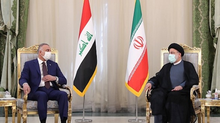 ابراهیم رئیسی، رئیس‌جمهور ایران و مصطفی الکاظمی، نخست‌وزیر عراق، در نشستی خصوصی؛ تهران، ۲۱ شهریور ۱۴۰۰/ ۱۲ سپتامبر ۲۰۲۱. (عکس از وبسایت ریاست‌جمهوری)