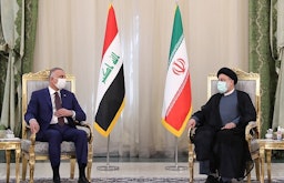 الرئيس الإيراني إبراهيم رئيسي ورئيس الوزراء العراقي مصطفى الكاظمي في اجتماع خاص في طهران، 12 سبتمبر/أيلول 2021 (الصورة عبر الموقع الرسمي للرئاسة الإيرانية)